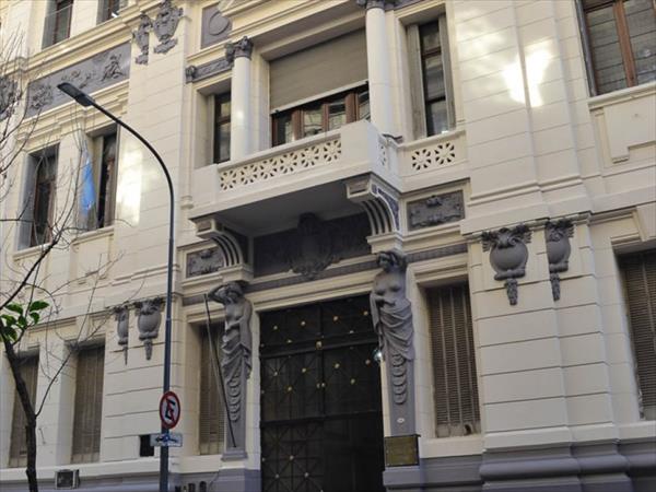 Los colegios preuniversitarios del país repudiaron una intervención policial en el Pellegrini de Buenos Aires